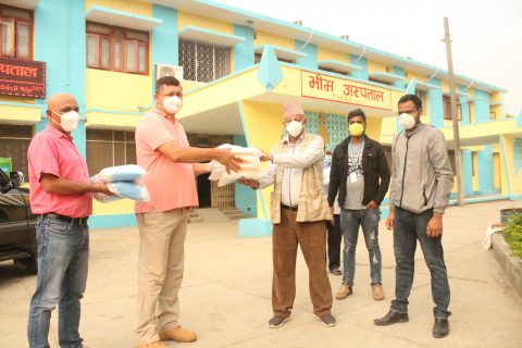 भीम अस्पताललाई व्यवसायी रायमाझीद्वारा स्वास्थ्य सामग्री प्रदान