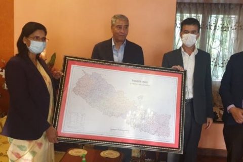 राष्ट्रपति, प्रधानमन्त्रीसहित नेपाली कांग्रेसका सभापति देउवालाई नयाँ नक्सा हस्तान्तरण