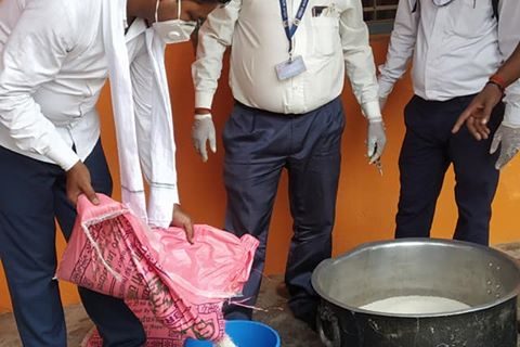 गाउपालीकाका अध्यक्ष सनोज कुमार यादव क्वारेन्टाईनमा बस्नेको लागी आफै खाना पकाउदै