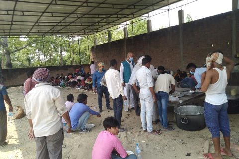 एकै दिन१५ सयअलपत्र भारतीयलाई खाना खुवाउँदै प्रदेशसभा सांसद र स्थानीय