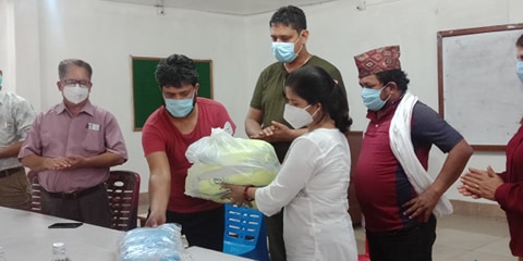 नेपाल प्रेस युनियन रुपन्देही शाखालाई स्वास्थ्य सामाग्री सहित प्रेस ज्याकेट प्रदान