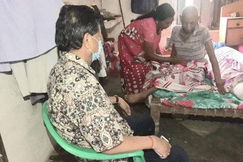 सभापति शाहद्धारा कांग्रेस  नेता महादेबि थारु  लाई घर मा पुगेर सिघ्र स्वास्थलाभको कामना