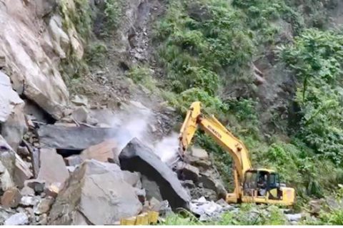 माथिल्लो सिद्धबाबा क्षेत्रमा पहिरो , बुटवल–तानसेन सडकखण्डमा यातायात अवरुद्ध