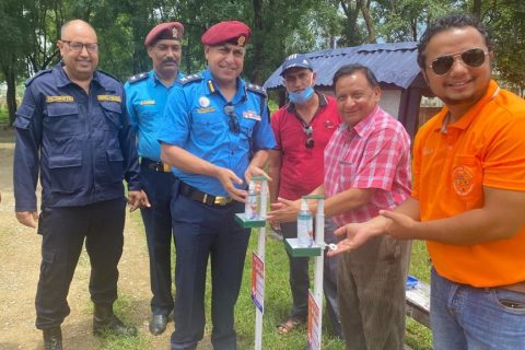 रोटरी क्लव बुटवल साउथद्धारा दगां प्रहरी नियन्त्रण गणलाई सेनिटाईजर डिस्पेन्सीङ मेशिन प्रदान