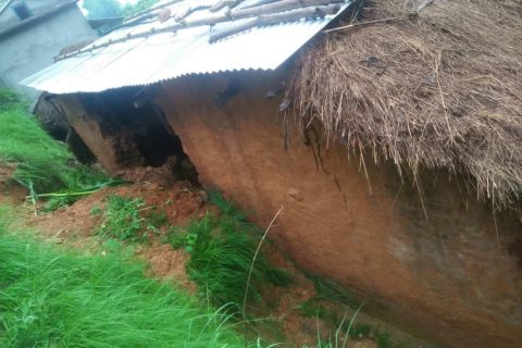 स्याङ्जामा पहिरोमा परेर  एकको मृत्यु एक घाइते
