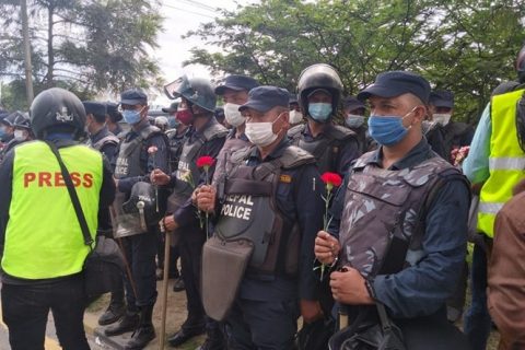 प्रहरीलाई फूल दिएर बाटो लागे प्रदर्शनकारी
