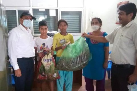 किलोको २० रुपैयाँ पाउने भएपछि बुटवलका सलह किरा बेचेर  पाए