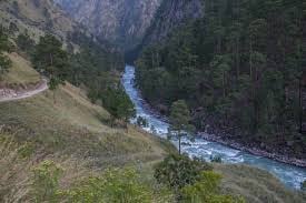 भारतबाट आएकाहरुलाई क्वारेन्टाइनतर्फ लैजाँदै गरेको टिप्पर कर्णालीमा खस्यो