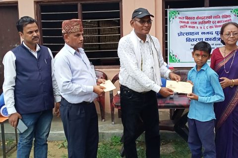 नियमित कक्षामा उपस्थित हुने विद्यार्थीहरुलाई सियारी गाउँपालिकाले पुरस्कृत गर्यो