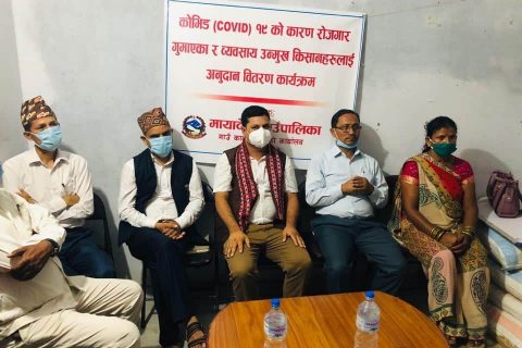 मायादेवि गाउपालिकामा १०० जना कृषकलाई अनुदान वितरण