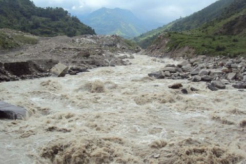 चितवनका विभिन्न नदीहरुमा बढेको पानीको बहाव घटेसँगै पाँच जनाको शव फेला