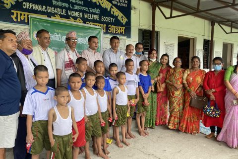 धौलागिरी सहकारीद्धारा अनाथ तथा असहाय महिला कल्याण समाजमा नगद सहयोग