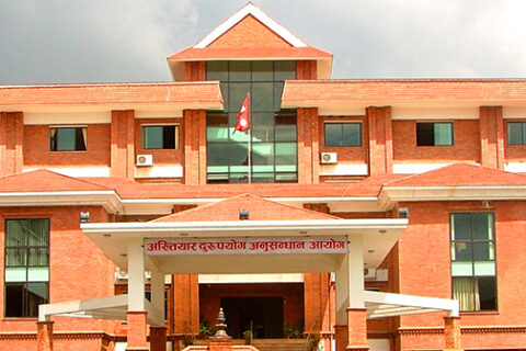 घुससहित तुलसीपुर उपमहानगरपालिकाका प्रशासकीय अधिकृत पक्राउ