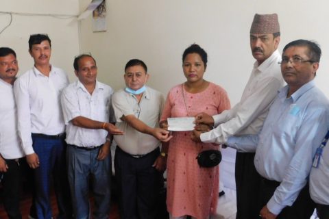 पश्चिमाञ्चल यातायात समितिमार्फत कर्मचारीको परिवारलाई दूर्घटना बीमाको १० लाख प्रदान