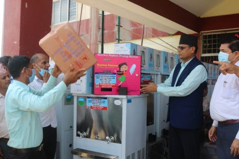 सैनामैना नगरपालिकाद्धारा नगर भित्रको सामुदायिक बिद्यालयहरुलाई उच्च स्तरको  फिल्टर हस्तान्तरण