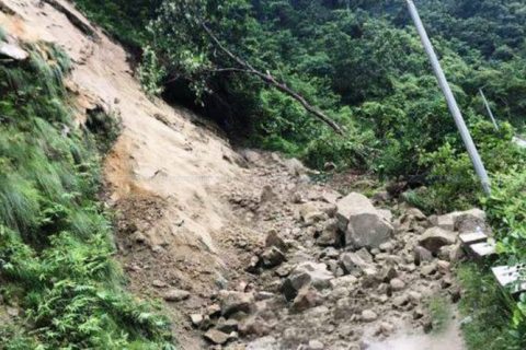 सिदार्थ राजमार्गको ३ स्थानमा पहिरो ,बुटवल पाल्पा सडक अवरुद्ध