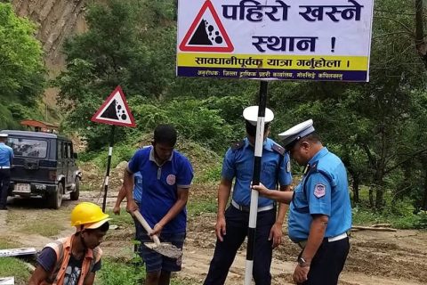 जिल्ला ट्राफिक कार्यालय कपिलवस्तु द्वारा वन्कसवासा देखि धानखोला सम्म ट्राफिक सचेतना बोर्ड जडान