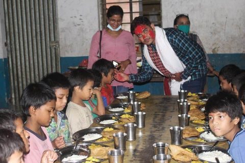 सञ्चारकर्मी पौडेलले परिवार विहिन वालवालिकासंग जन्मोत्सव मनाए