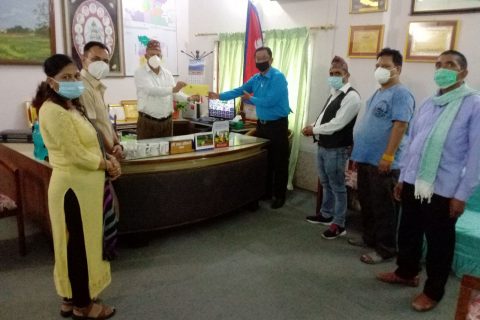 व्यवसाय सञ्चालन गर्न सहज वातावरण बनाउन माग गर्दे नेपाल ट्रेड युनियन नगर समिति द्धारा ज्ञापन पत्र