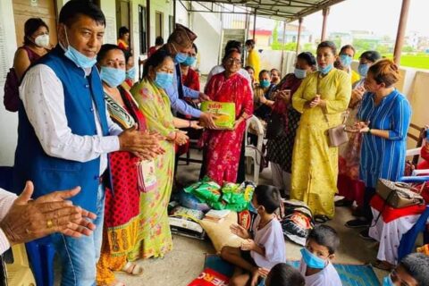 महिला संघद्धारा स्थापना दिवशमा अनाथ आश्रमलाइ खाद्यान्न बितरण