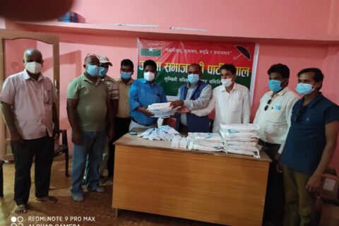 पुर्व मन्त्री मुसलमानद्धारा स्वास्थ्य सुरक्षा सामाग्री प्रदान