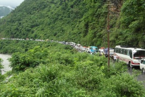 सुख्खा पहिरोका कारण अवरुद्ध नारायणगढ– मुग्लिन सडक दुईतर्फी सुचारु