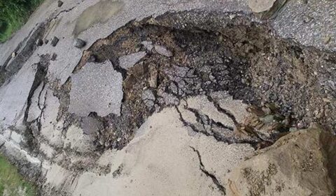 बुटवल–पाल्पा खण्डमा सडक भासिएपछि ठूला सवारीका साधान आवागमनमा रोक