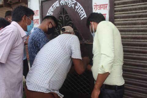कञ्चनको शिक्षा शाखामा तालाबन्दी,आफ्नो निर्णयमा गाउपालिका अडिग