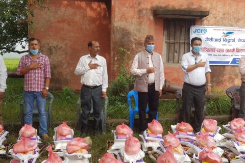 ओमसतियाका वाढि प्रभावितलाई राहत वितरण