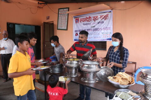 युवा समूहद्वारा अनाथलाई खाना