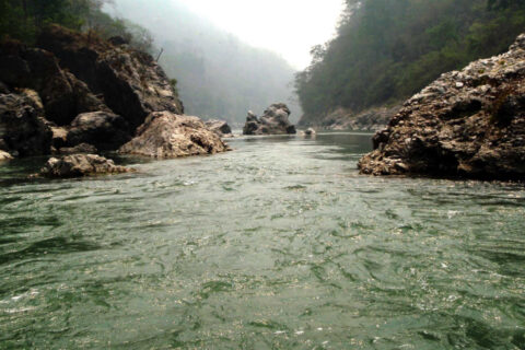 पेट्रोल बोकेको ट्यांकर त्रिशूली नदीमा खस्यो