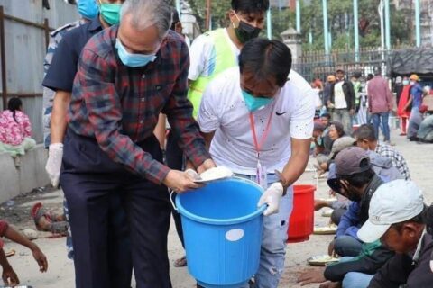 डा।बाबुराम भट्टराईले राजधानीको खुल्लामञ्च पुगेर सर्वसाधारणका लागि खाना खुवाए