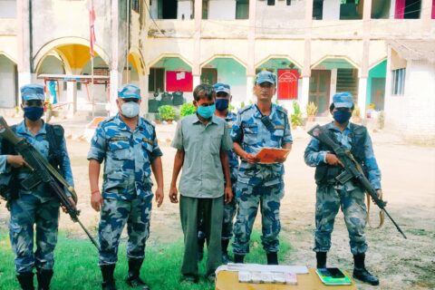 सशस्त्र प्रहरी बल कृष्णनगरद्वारा चार लाख अबैध भारतीय रकम सहित मानिस पक्राउ