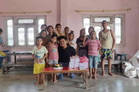 अनाथ आश्रमका बाल बालिकालाई सहयोग गर्दे नेवि संघ सभापति पौडेलले मनाए जन्मोत्सव