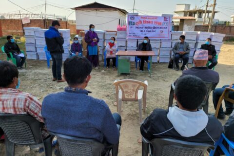 सैनामैनामा कृषकहरुलाई अनुदानमा माहुरीको घार