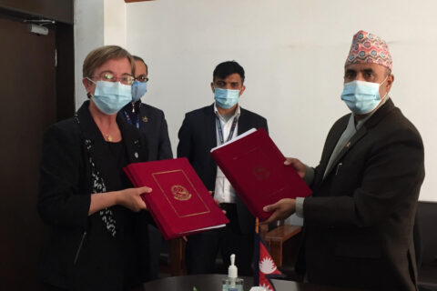 आर्थिक पुनरुत्थानलाई बढावा दिन सरकार र विश्व बैंकबीच ४२ अर्ब रुपैयाँ बराबरको आर्थिक सम्झौतामा हस्ताक्षर