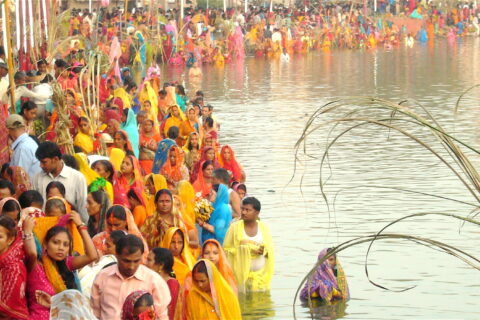 अस्ताउँदो सूर्यलाई अर्घ्य दिँदै छठ मनाइयो