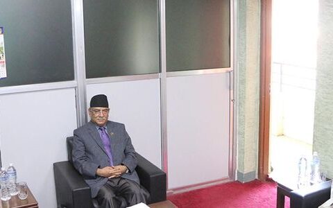 ओलीलाई भेट्नुअघि प्रचण्डसहितका नेताहरु छलफलमा