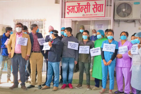 डाक्टर माथि हातपात गरेपछि अस्पतालमा धर्ना