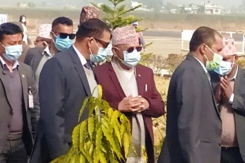 प्रधानमन्त्री ओली धनगढीमा, टायर बालेर विरोध प्रदर्शन