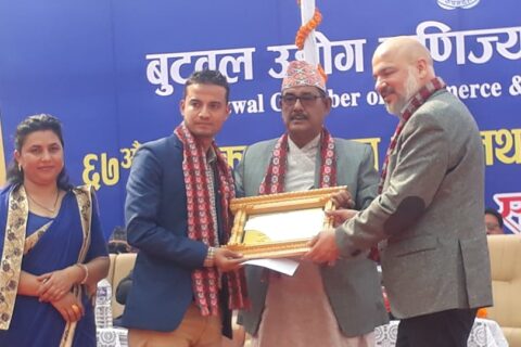 पूर्व अध्यक्ष श्रेष्ठ, पत्रकार ज्ञवाली तथा ६ उद्योगी व्यबसायीलाई बुटवल उवासंघको सम्मान