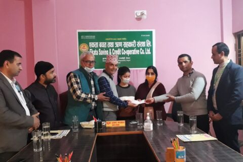 शेयर सदस्यको उपचारमा एकता सहकारीको आर्थिक सहयोग