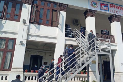 निर्वाचन आयोग पुग्यो प्रचण्ड-नेपाल समूह