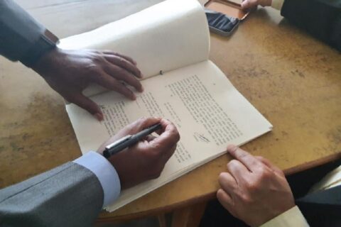 सर्वोच्च जानुअघि मिसिलमा हस्ताक्षर गर्दै विपक्षी दल