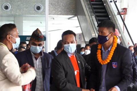 नेपाली टोलीलाई हौस्याउन विमानस्थलमै पुगे खेलकुदमन्त्री (हेरौं तस्बिर)