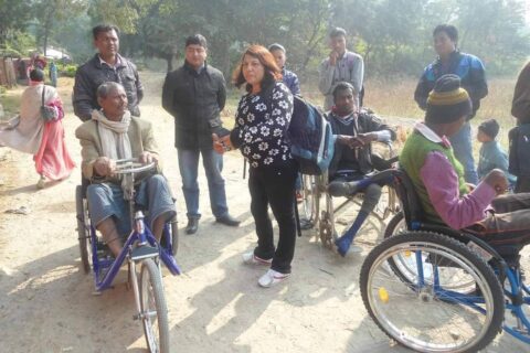 अपाङ्गता भएका व्यक्ति भन्छन् ( मतदानस्थलसम्म जाने व्यवस्था गरियोस }