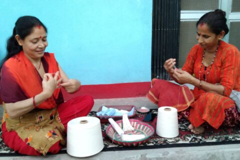 घरमै बसीबसी बत्ती कातेर आर्यआर्जनको बाटो बनाउन सफल  गृहिणी
