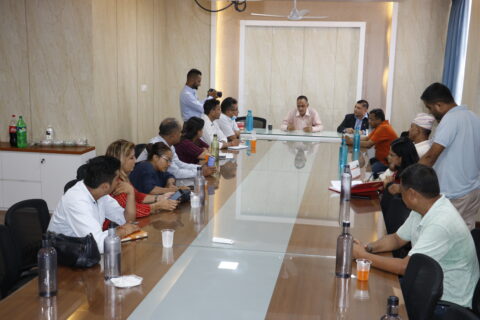 बुटवलका  प्रमुख पाण्डेय र  सडक विभागका उपमहानिर्देशक श्रेष्ठको सडक निर्माणबारे छलफल