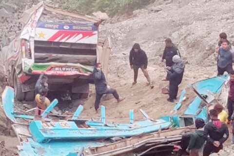 पाल्ला हुगिबाट मनकामना जाँदै गरेको बस दुर्घटना ५ जनाको मृत्यु ,३० घाइते