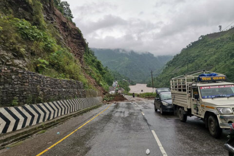 २८ घण्टापछि खुल्याे नारायणगढ–मुग्लिन सडक